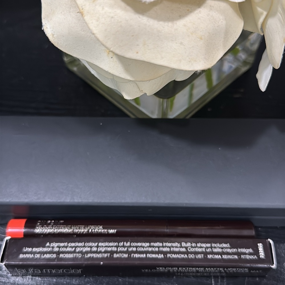 Laura Mercier Velour Extreme Matte Lipstick shade “On Point” Orange Red - Picture 5 of 5